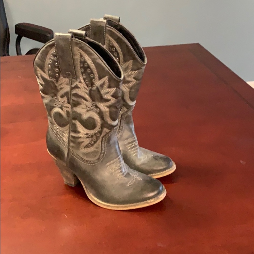 Gray heeled cow girl boots